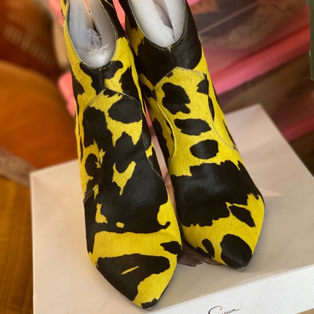 Jessica Simpson Bright Yellow/ Black Combo